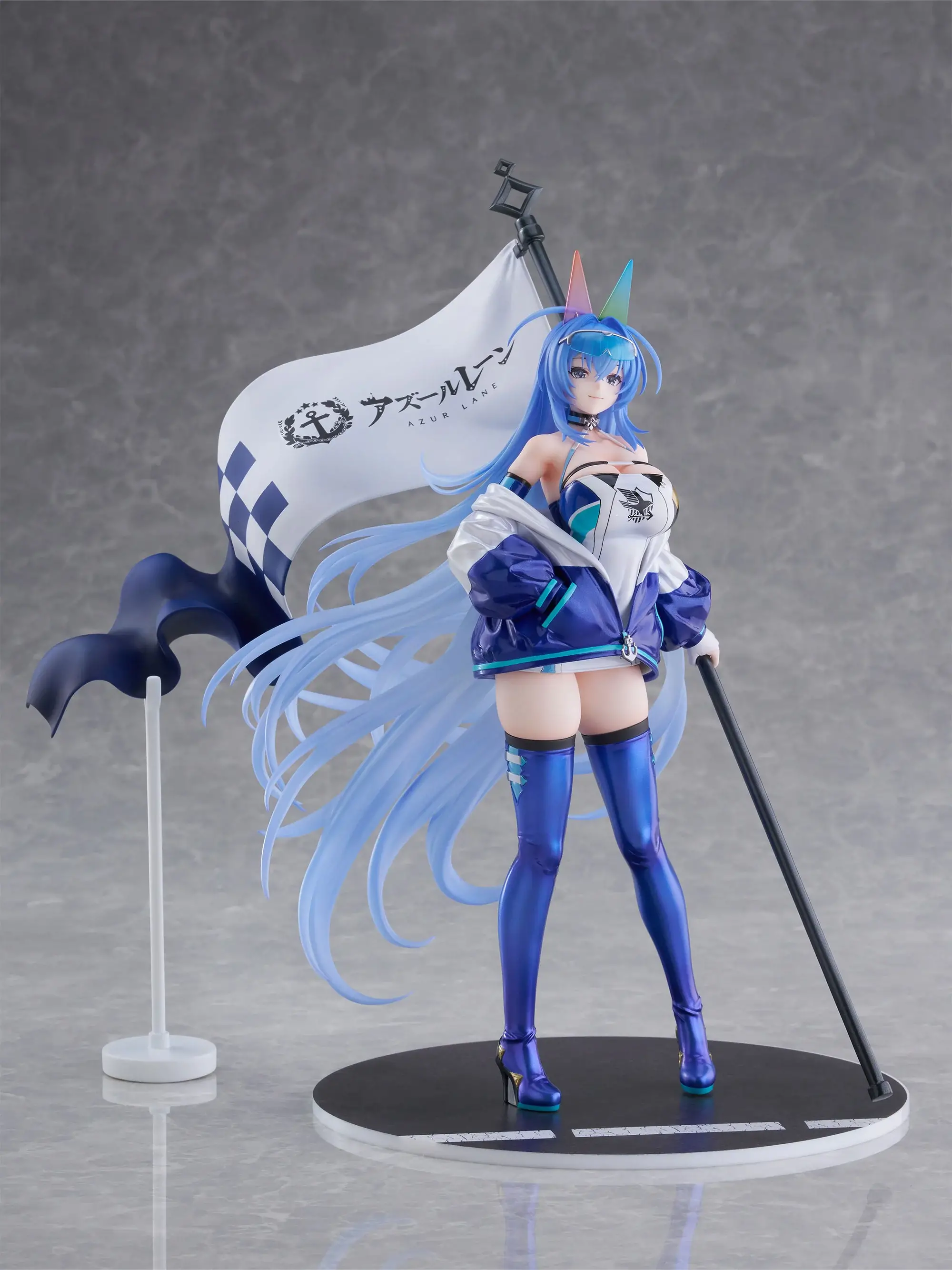 Figurine New Jersey IRF2024ver. d'Azur Lane par F:NEX (Furyu), tenue race queen bleue métallisée avec drapeau de course